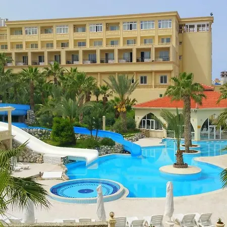 Oscar Beachfront & & Casino קיירניה