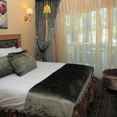 Oscar Beachfront & & Casino מלון 4*