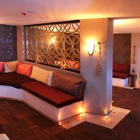 Oscar Beachfront & & Casino מלון קיירניה