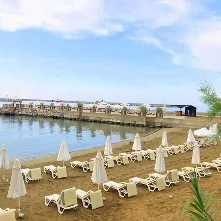 Oscar Beachfront & & Casino מלון קיירניה