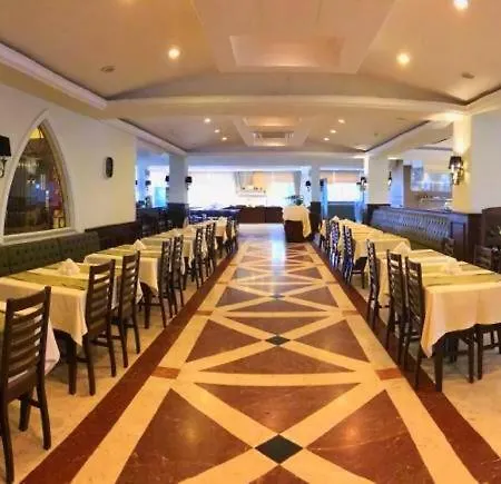 מלון Oscar Beachfront & & Casino קיירניה
