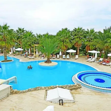 Oscar Beachfront & & Casino 凯里尼亚