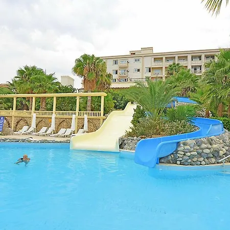 酒店 Oscar Beachfront & & Casino 4*