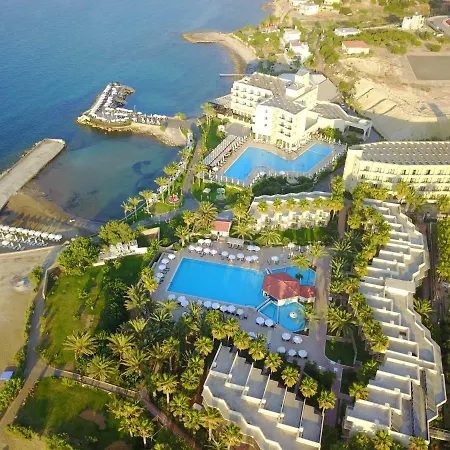 Oscar Beachfront & & Casino 酒店 凯里尼亚